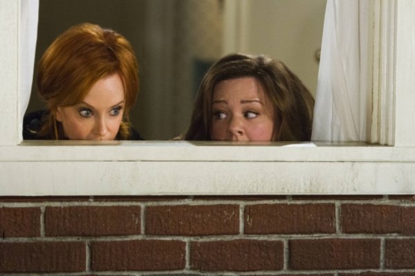 Titulky k Mike and Molly S04E05 - Poker in the Front, Looker in the Back