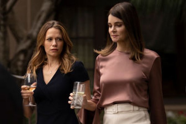 Titulky k Pearson S01E08 - The Political Wife