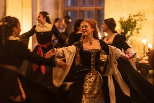 Titulky k Becoming Elizabeth S01E05 - Necessity Compels Me to Plague You