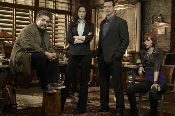 Titulky k Warehouse 13 S03E04 - Queen for a Day